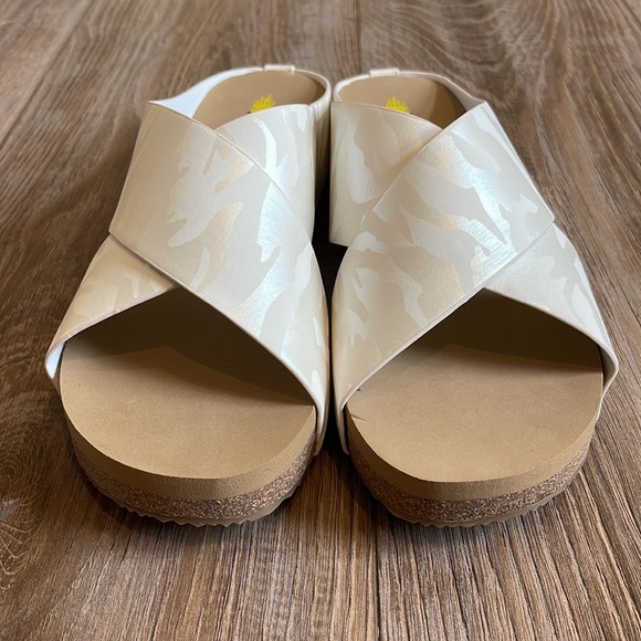 Volatile’s Ablette Slide Sandals - Picture 6 of 11